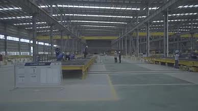 实拍建筑工人在车间施工视频的预览图